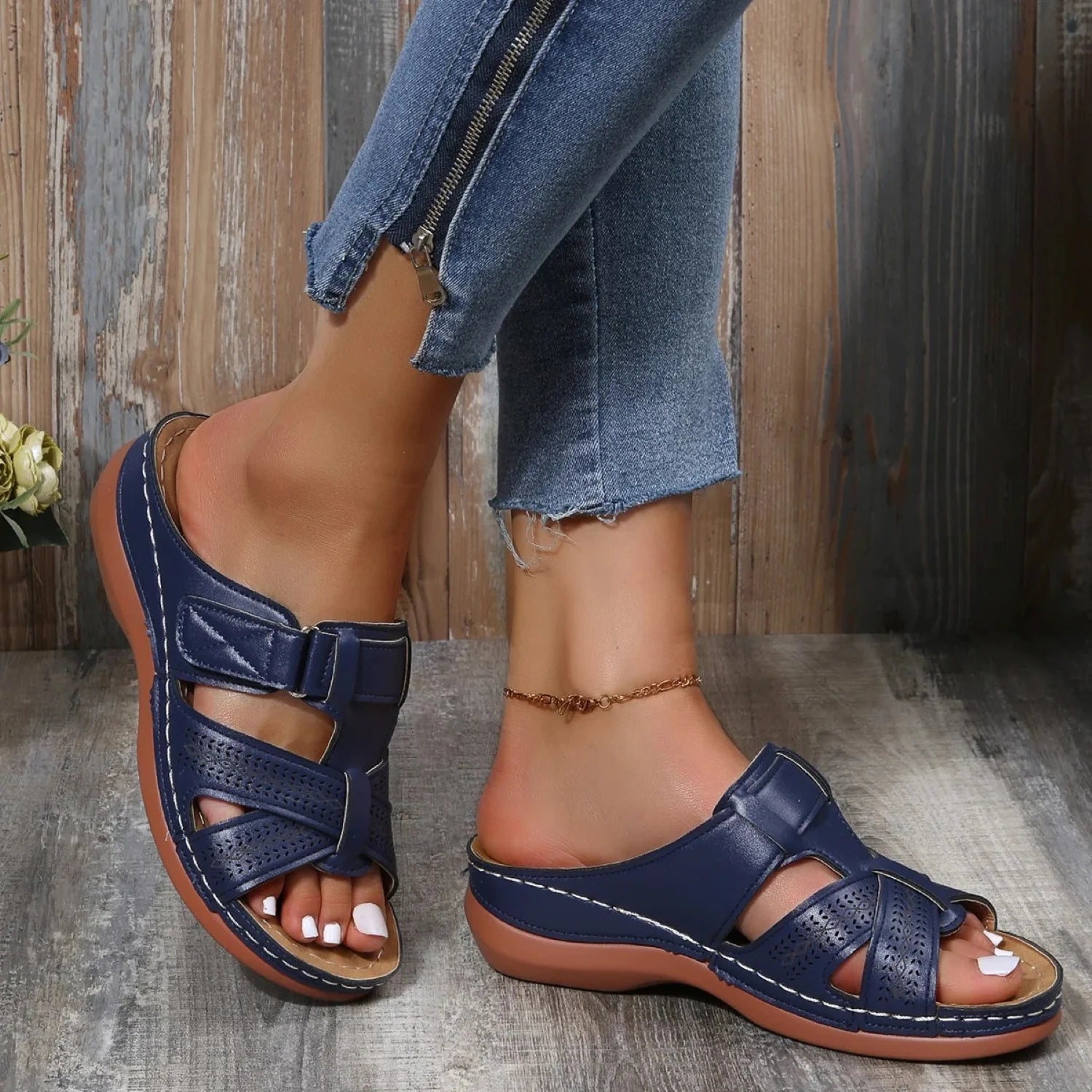 Detail van dames sandalen met brede banden en zachte voetbedding voor optimale pasvorm