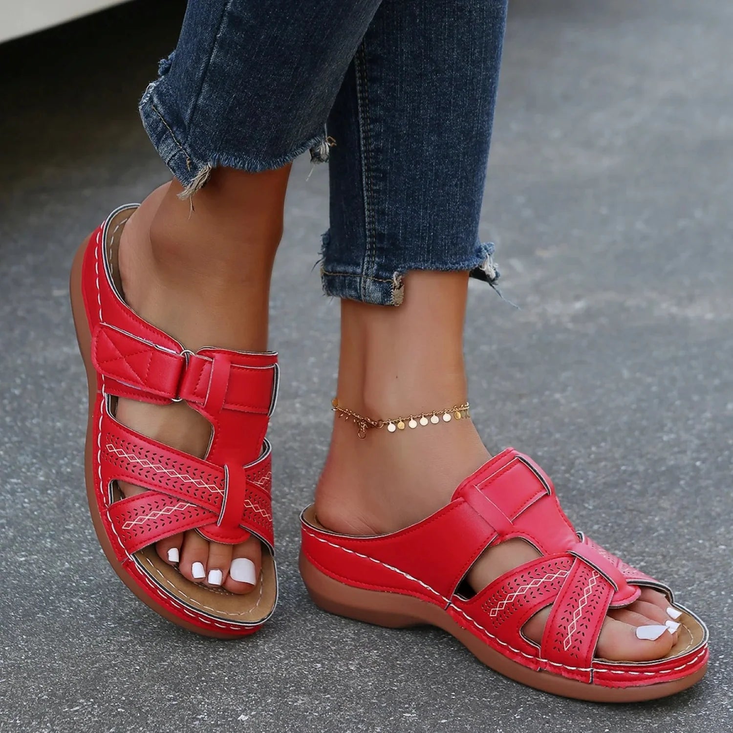 Bovenaanzicht van zwarte dames sandalen met open teen ontwerp en decoratieve perforaties