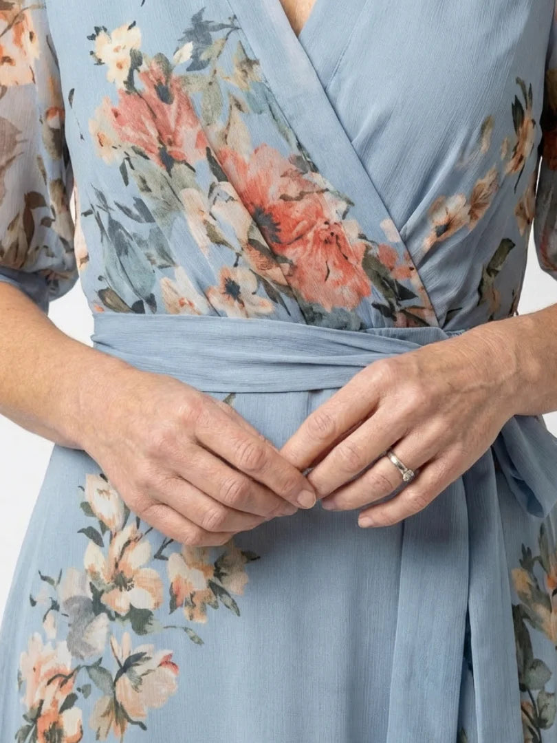 Achterkant maxi jurk bloemenprint met vloeiende stof en maxi lengte tot enkels