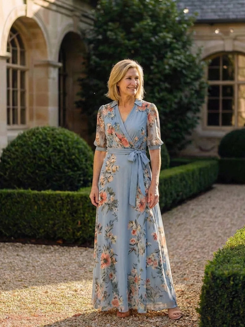 Zijaanzicht maxi jurk met V-hals, strikceintuur en bloemenprint in koraal en crème