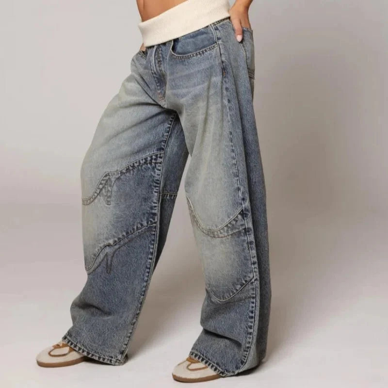 Detail van dames baggy jeans met zichtbare contrastnaden en wijd uitlopende pijpen voor comfortabele pasvorm