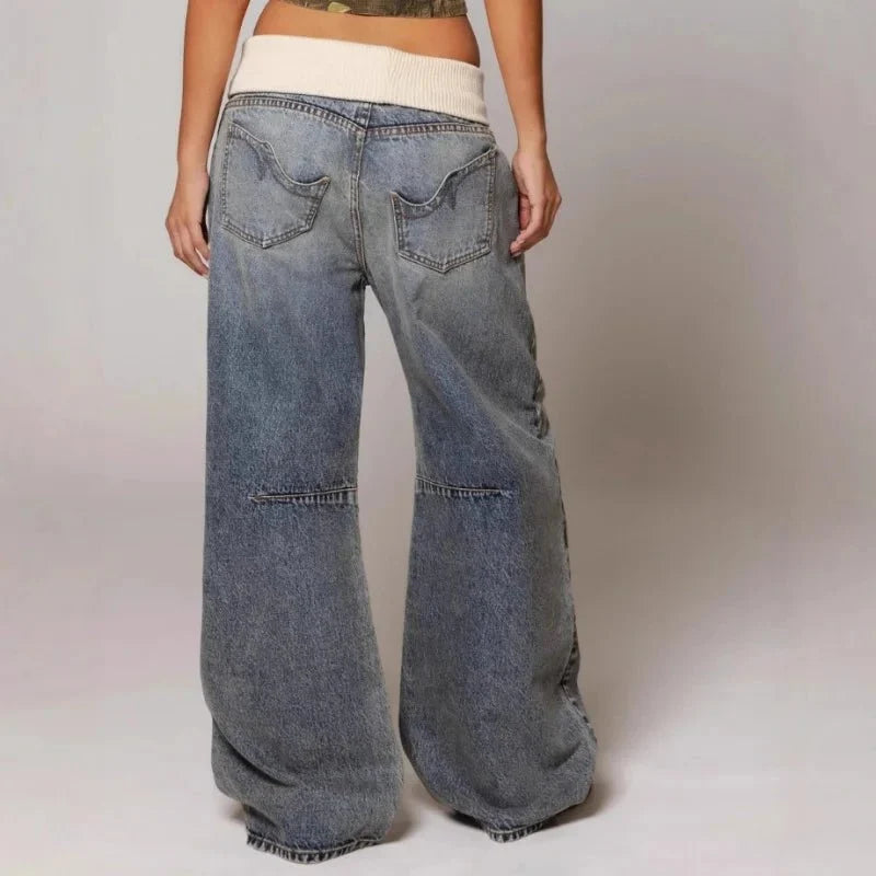 Zijaanzicht baggy wide leg jeans met ruime pasvorm door heup en been in casual denim stijl