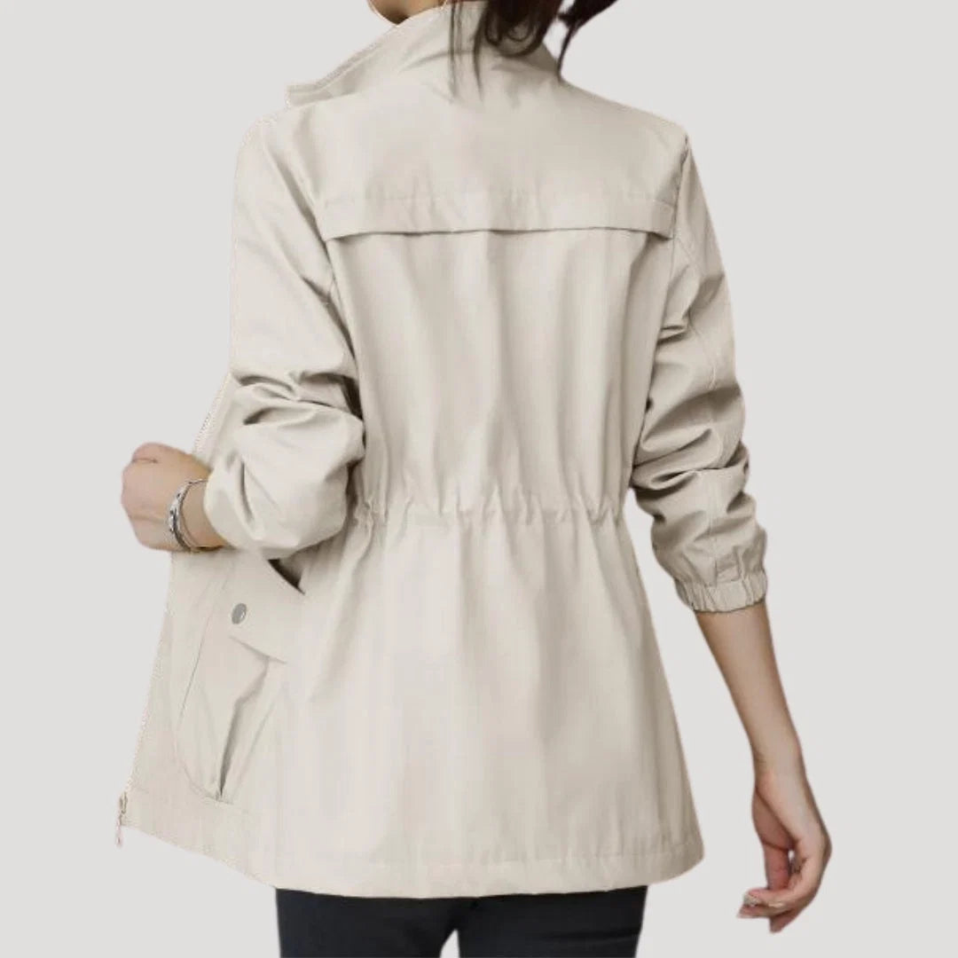 Volledige look van beige bomberjas gecombineerd met casual jeans en wit shirt