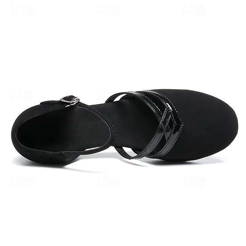 Close-up zachte afwerking en gesp detail op dames dansschoenen met lage hak