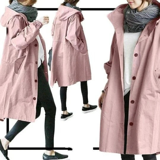 Detail van zijzakken en knoopsluiting op dames lange jas met capuchon voor dagelijks gebruik