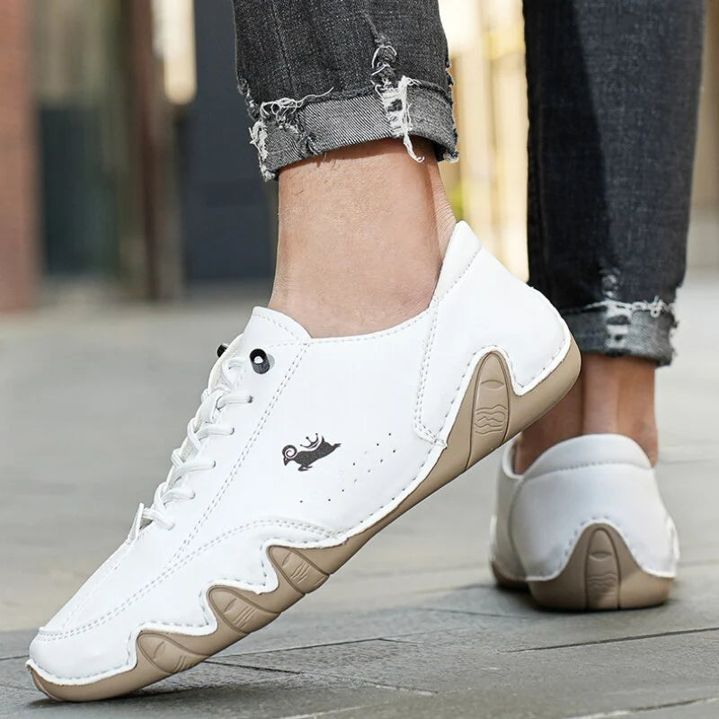 Bovenaanzicht van vetersluiting en glad bovenleer van barefoot sneakers