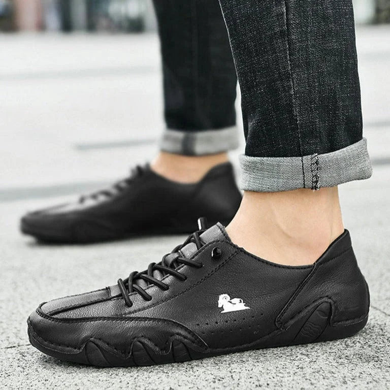 Barefoot sneakers op witte achtergrond met zichtbare vetersluiting