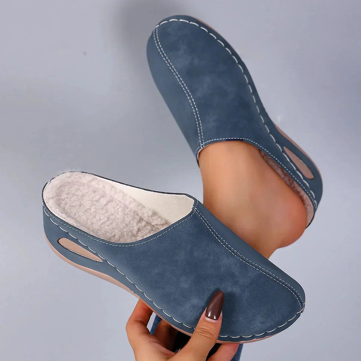 Dames instapklompen met sleehak in blauw met zacht voetbed en contrasterende stiksels
