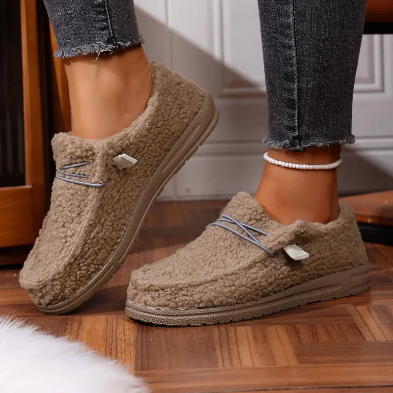 Dames teddy pantoffels in beige met zachte pluizige bovenlaag en stevige zool voor binnen en buiten