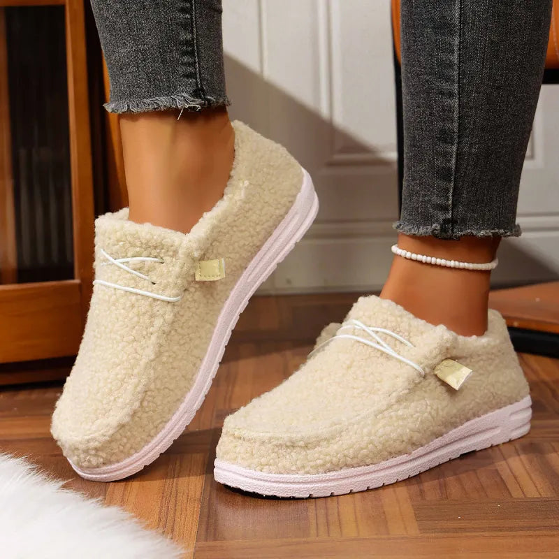 Close-up van warme teddy sloffen met slip-on ontwerp en dikke rubberen zool voor dagelijks comfort
