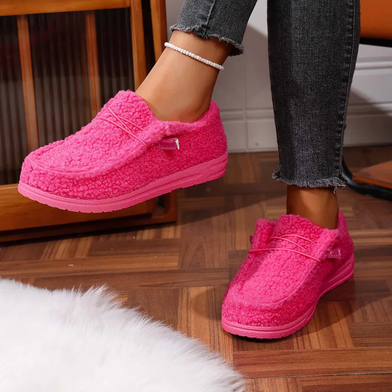 Overzicht van comfortabele slip-on pantoffels met pluizige textuur en praktische zool voor dagelijks gebruik