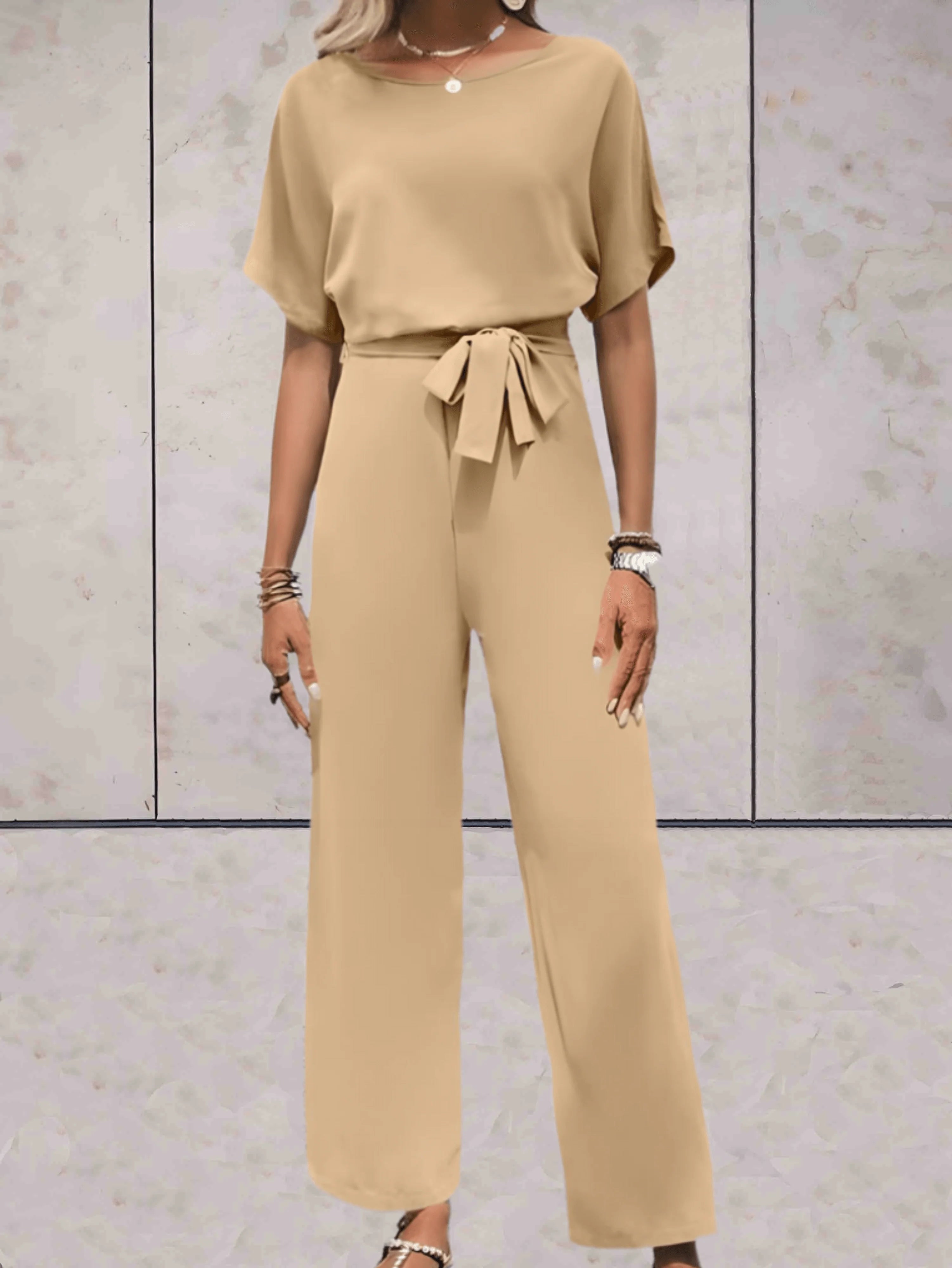 Detail van strikceintuur en tailleband van jumpsuit