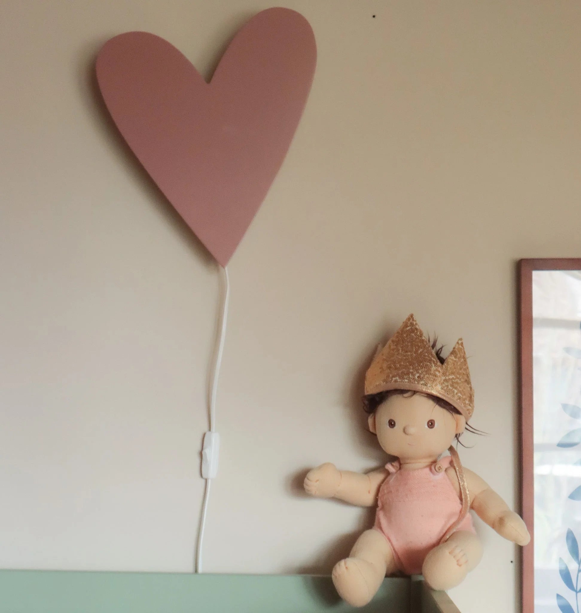 Wandlamp kinderkamer in hartvorm met roze houtafwerking en praktische schakelaar
