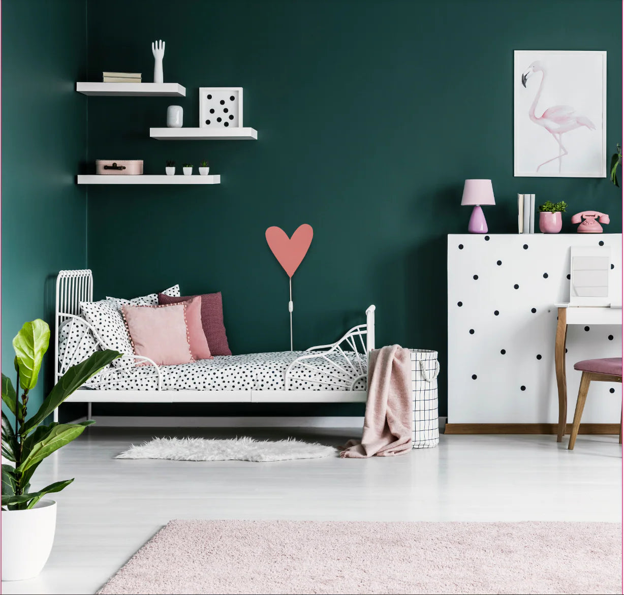 Decoratieve houten wandlamp met hartvorm in zachte roze tint voor babykamer inrichting