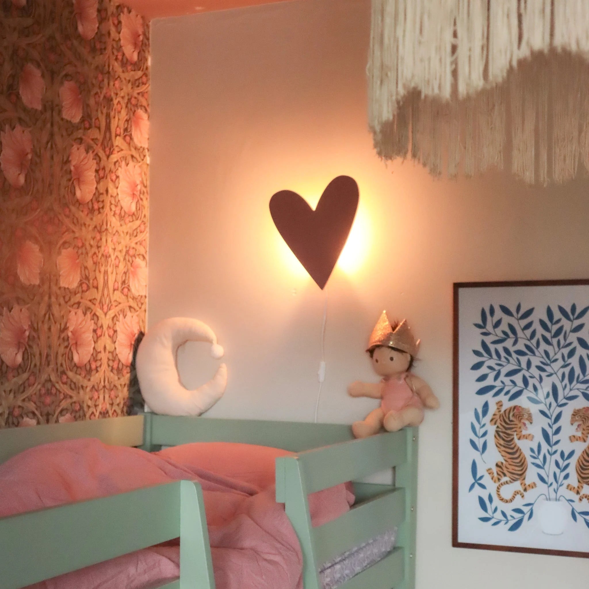 Houten wandlamp kinderkamer met hartvorm in terra roze afwerking voor meisjeskamers