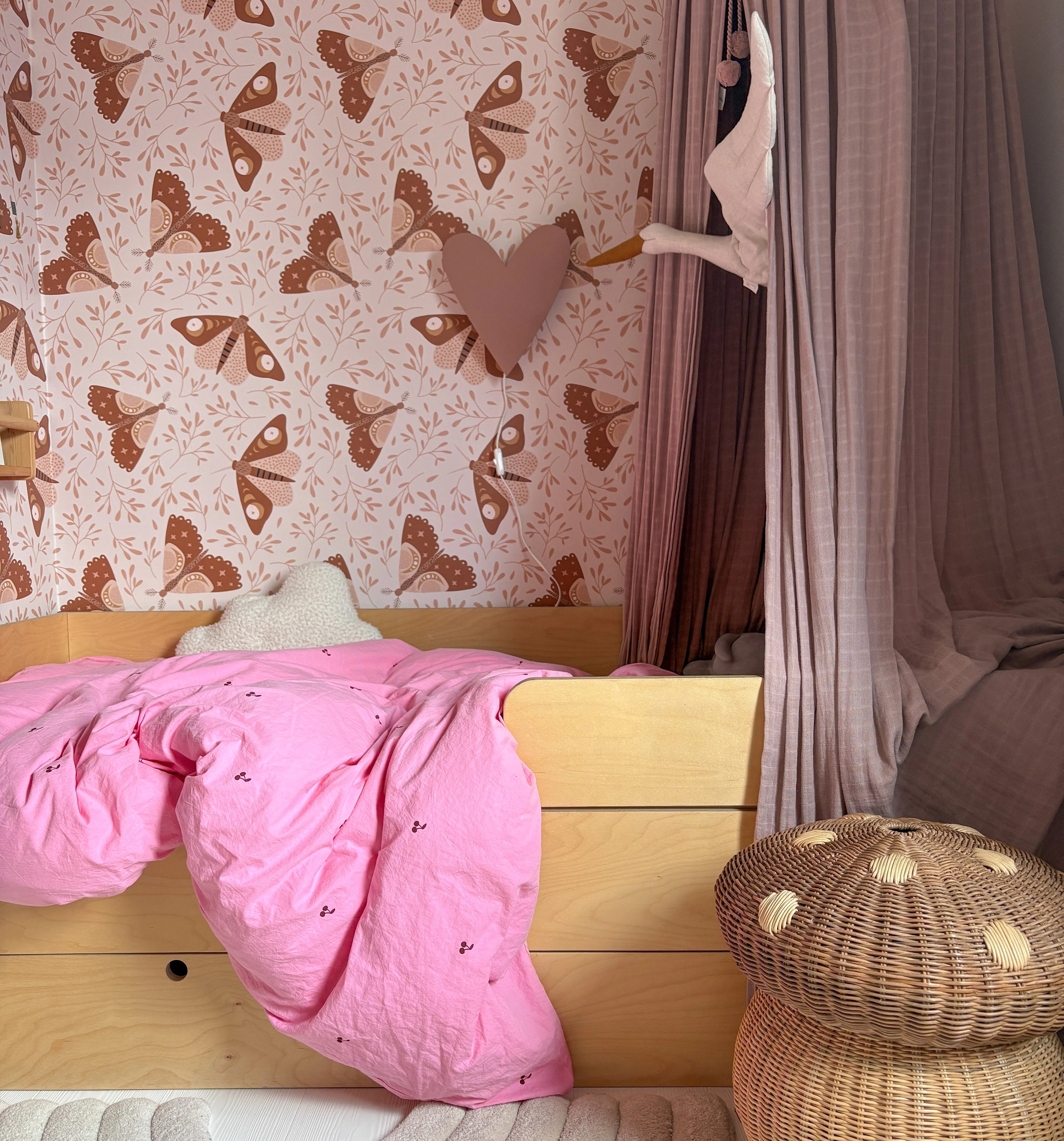 Hartvormige nachtlamp in houtafwerking met zachte roze kleur en wandmontage beugel