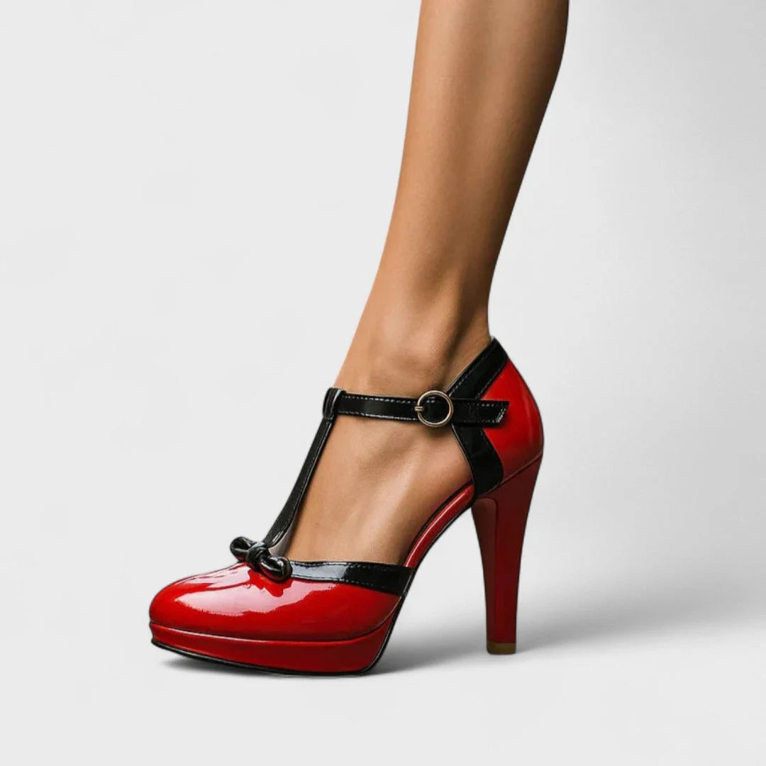 Detail van metalen gesp en enkelbandje op T-strap pumps met gladde afwerking