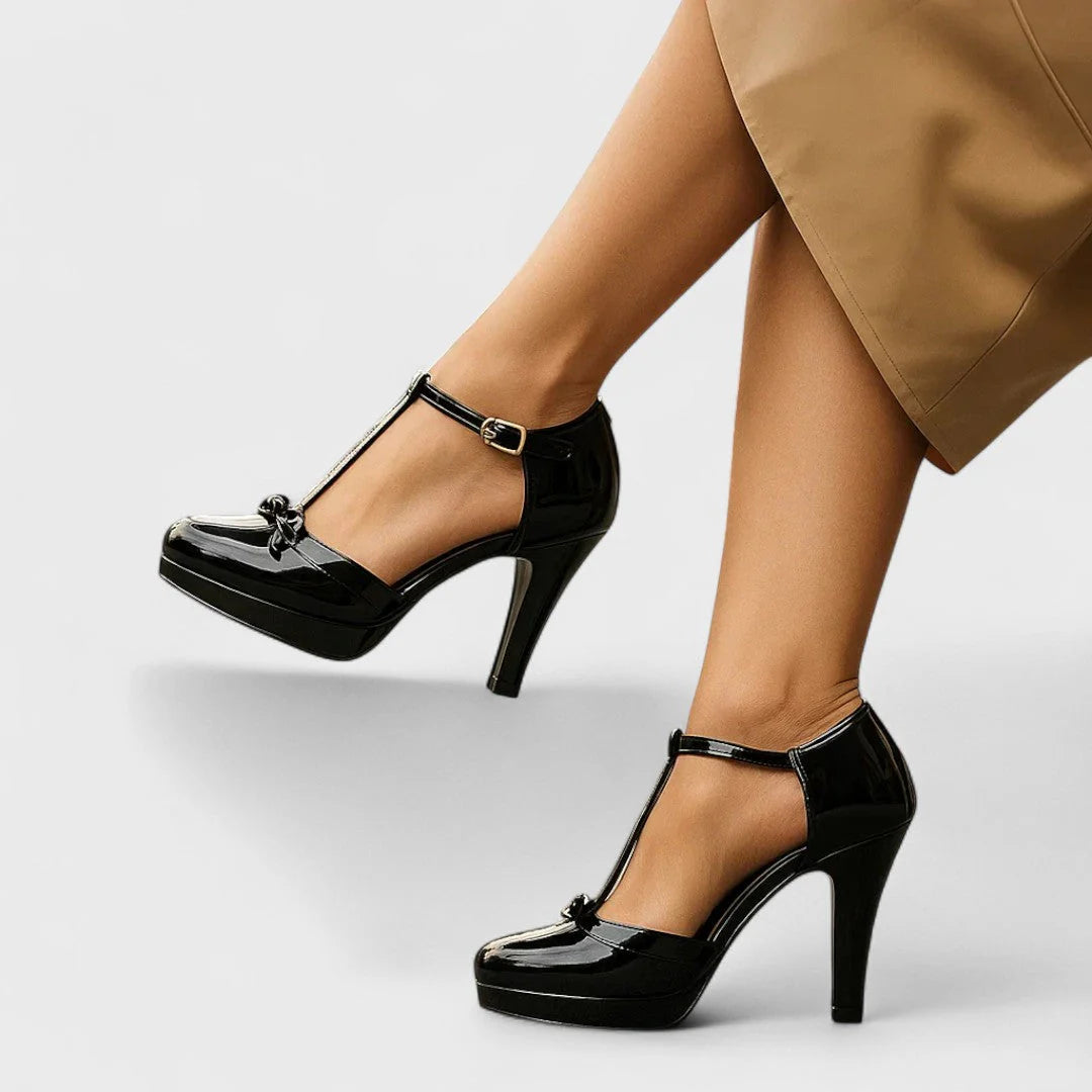 Bovenaanzicht van platform pumps met T-strap en strikaccent voor feestelijke gelegenheden