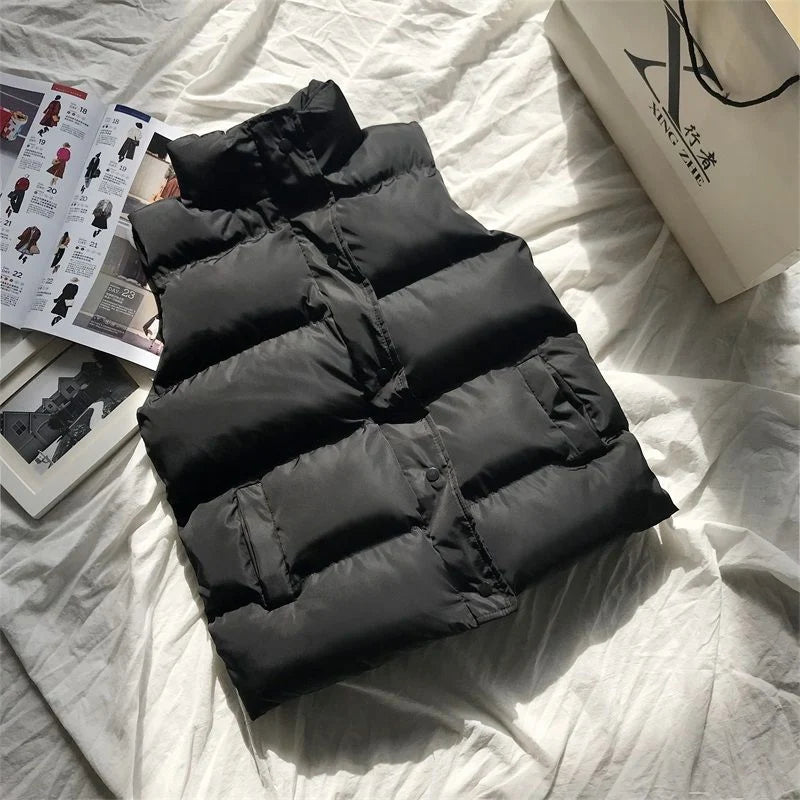 Zwarte mouwloze bodywarmer met drukkers en diepe zakken voor outdooractiviteiten