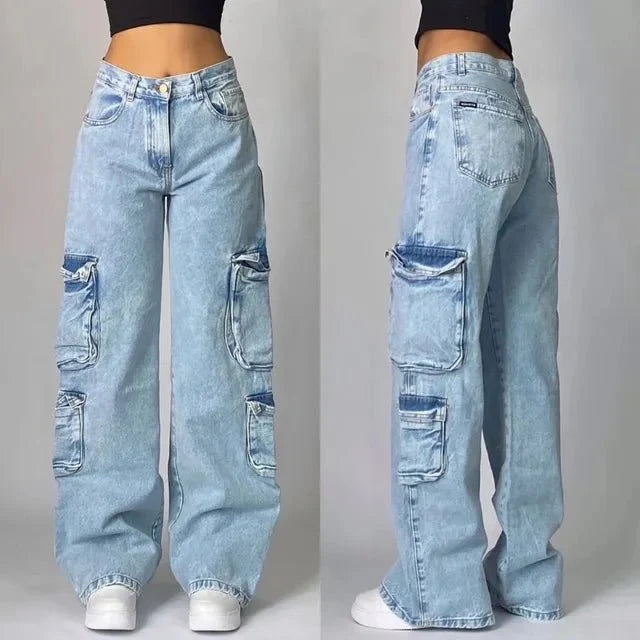 Dames baggy cargo jeans in lichtblauw denim met opgestikte cargozakken aan de zijkant en middelhoge taille