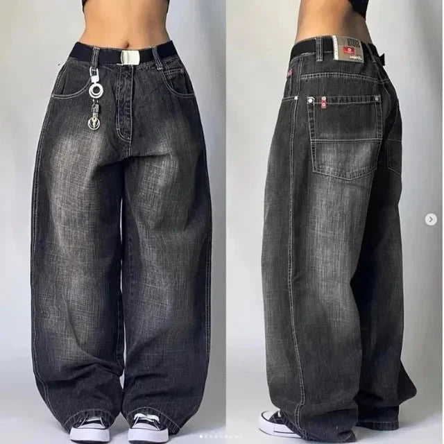 Zijaanzicht van baggy cargo jeans met losse pijpen en cargozakken, gedragen met witte sneakers