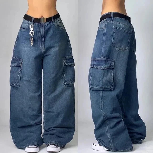 Close-up van dames cargo jeans met opgestikte zakken en gestructureerd denim