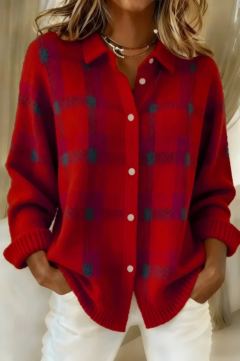 Close-up van geruite gebreide cardigan met retro ruitpatroon in oranje, rood en blauw tinten