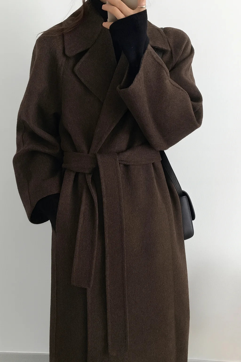 Dames lange wollen jas in bruin met ceintuur en klassieke reverskraag voor winterse elegantie