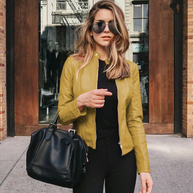 Zijaanzicht van getailleerde dames leren jas met steekzakken en tijdloos design