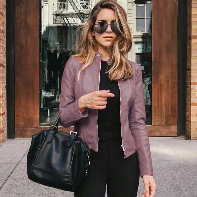 Dames leren jas gecombineerd met zwarte outfit en zonnebril voor stoere casual look
