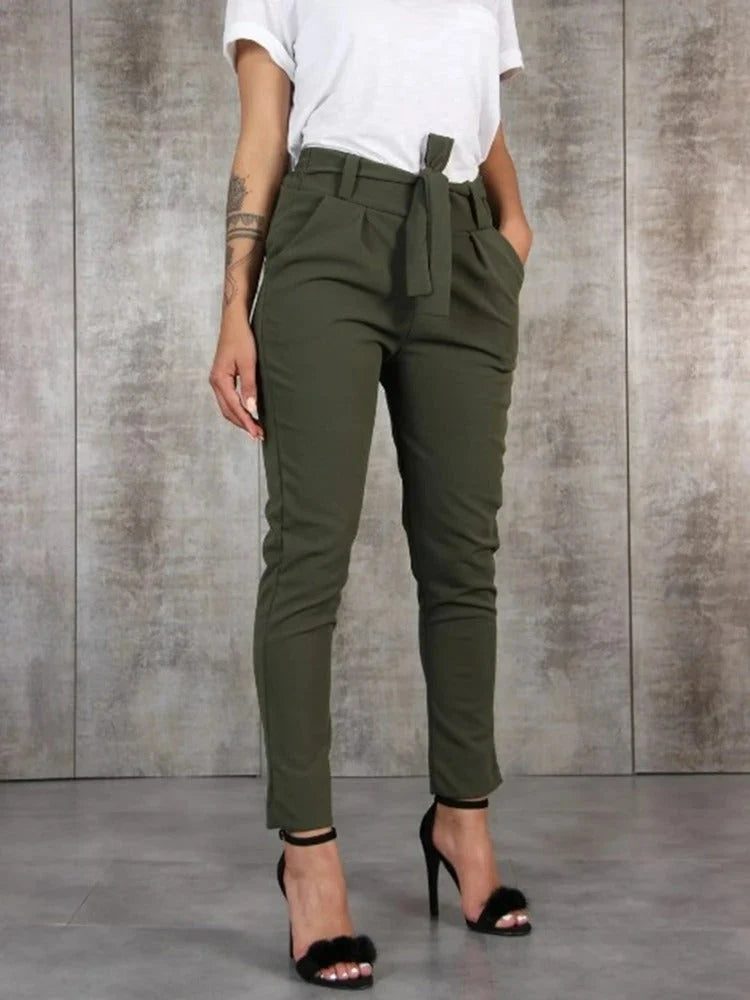Dames paperbag broek met rechte pijpen en gestructureerde stof, close-up van de strikceintuur en pasvorm