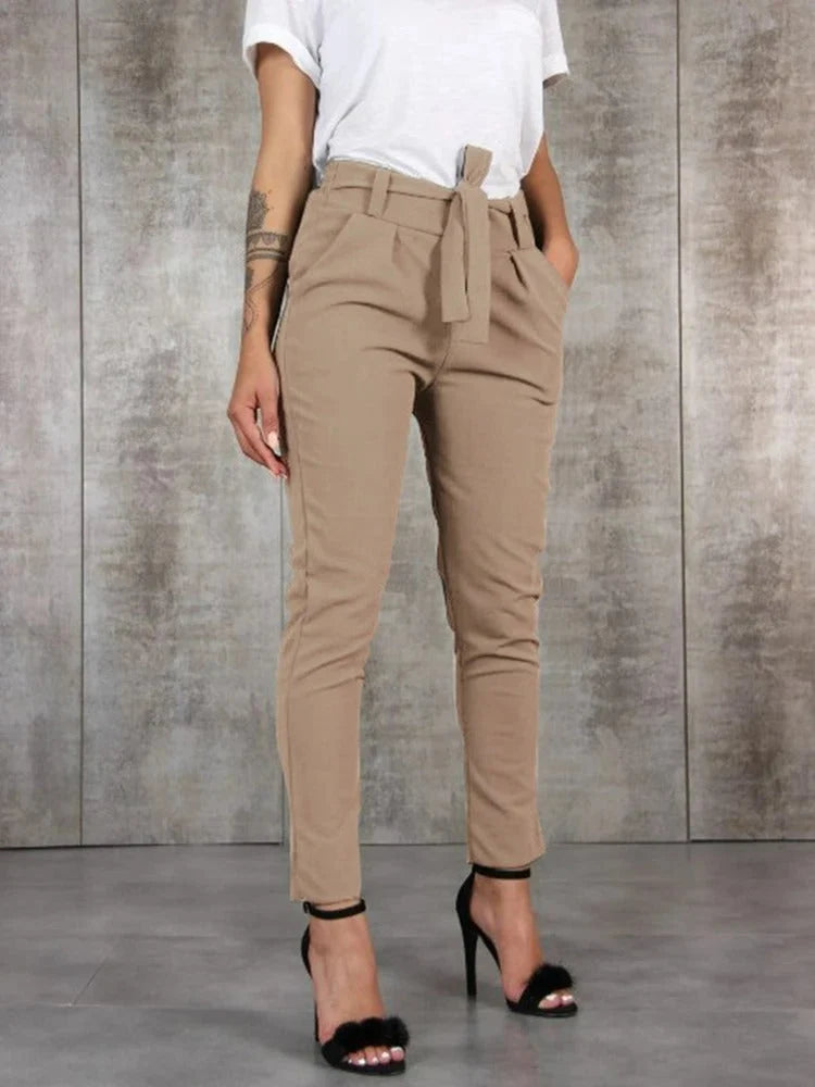 Zwarte hoge taille broek met paperbag-detail, zijzakken en smalle enkelpijpen voor een moderne look