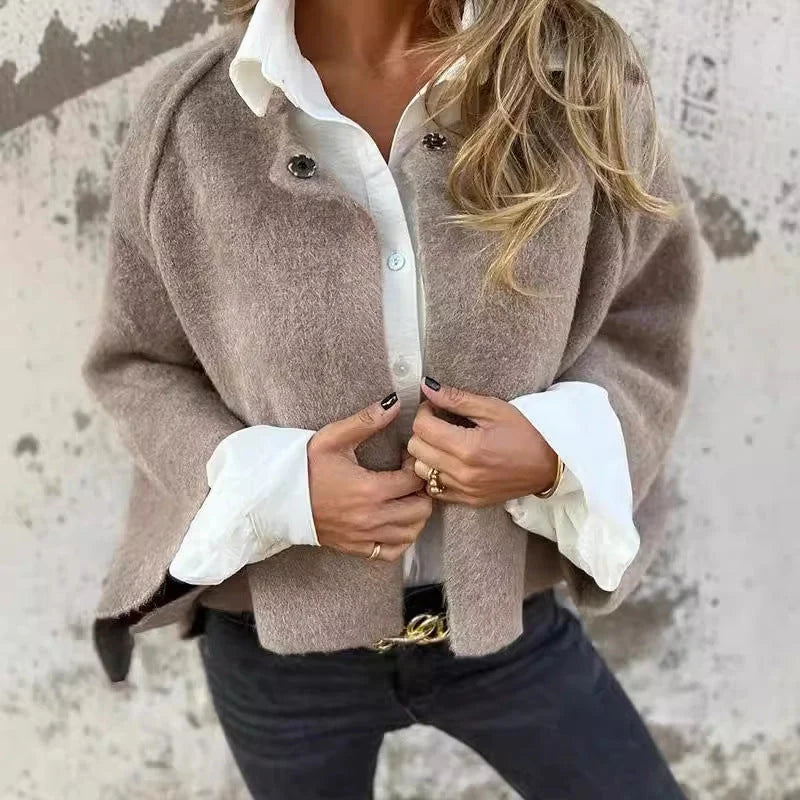 Dames gebreid vest met witte contrasterende kraag en manchetten, korte snit met knoopsluiting