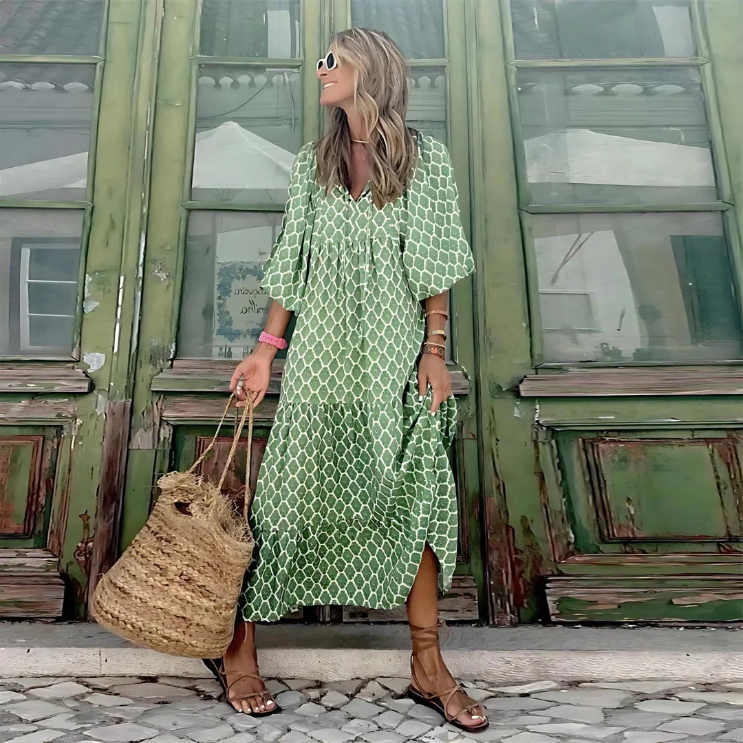 Close-up van manchetten en mouwdetails op gestippelde maxi jurk