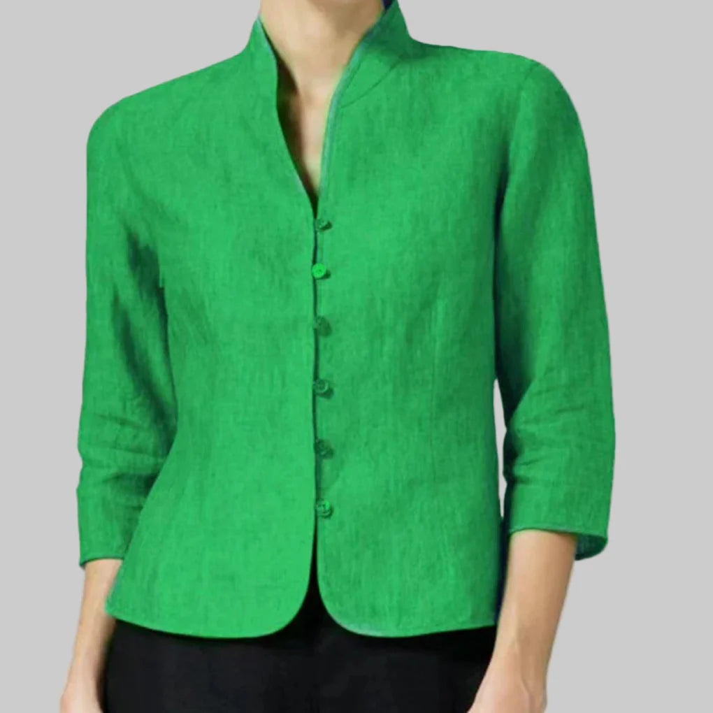 Verzorgde dames blouse met opstaande kraag, luchtige stof en strakke belijning getoond op model