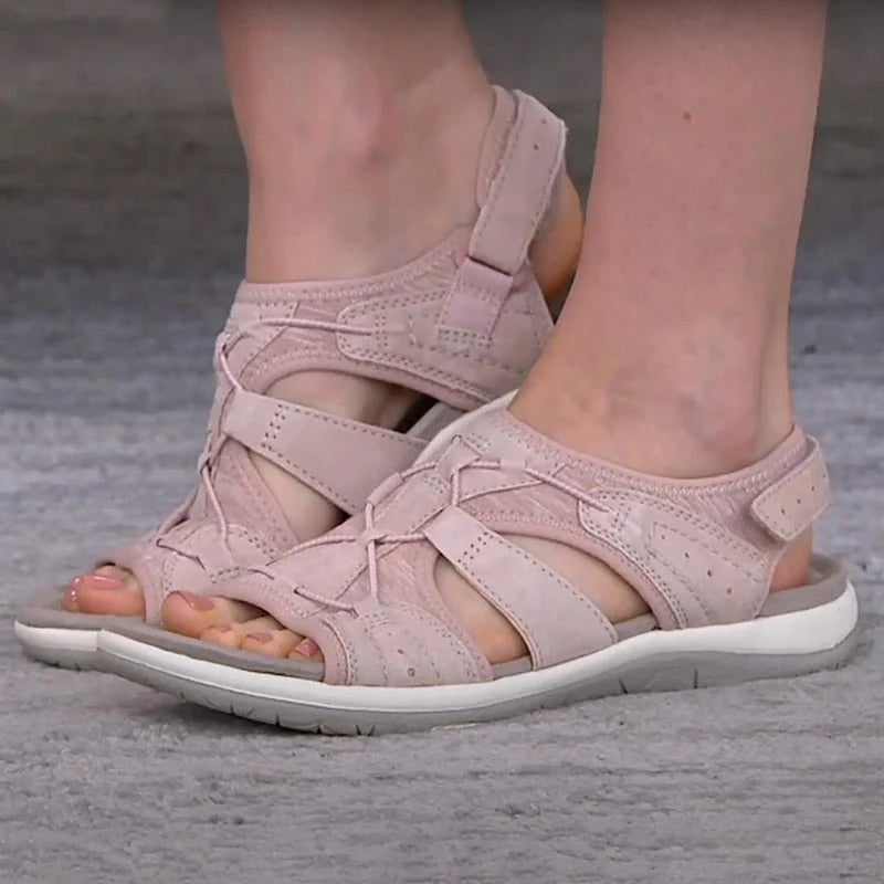 Detail van sport sandalen met overlappende bandjes en open teenontwerp voor ventilatie