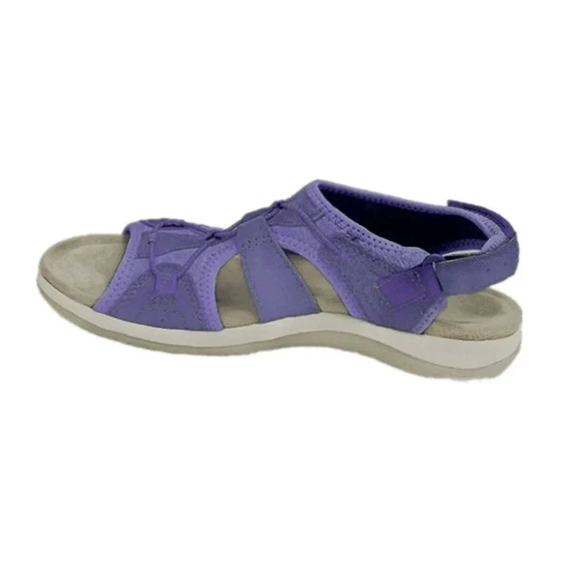 Detail van klittenbandsluiting en hielriempje op sport sandalen