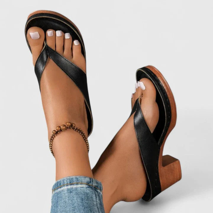 Dames teenslippers met chunky hak en thong bandje, gedragen met spijkerbroek voor zomerse casual look