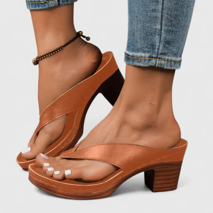 Zijaanzicht dames teenslippers met stabiele chunky hak en open teenslipper design