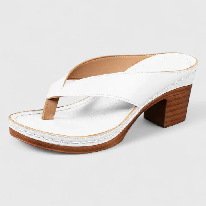 Detail van teenslippers met brede hak en gladde bandjes, comfortabele pasvorm voor zomerdagen