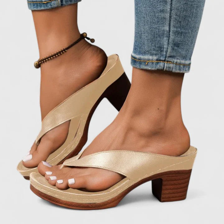 Bovenaanzicht teenslippers met thong design en chunky hak, elegante bandjes over de voet