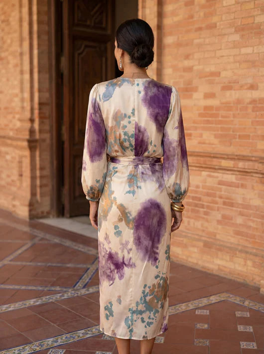 Detail van tie-dye print wikkel jurk met lange mouwen en elastische manchetten, midi lengte