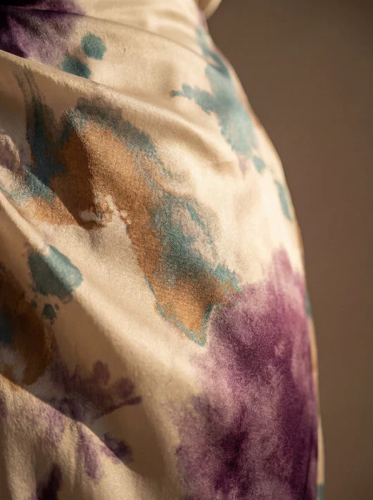 Zijkant van wikkel jurk met strikdetail in de taille en soepelvallende stof voor comfortabele pasvorm