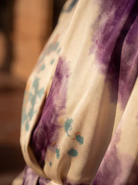 Achterkant van tie-dye wikkel jurk met midi lengte en elegante overslag design voor dagelijkse momenten