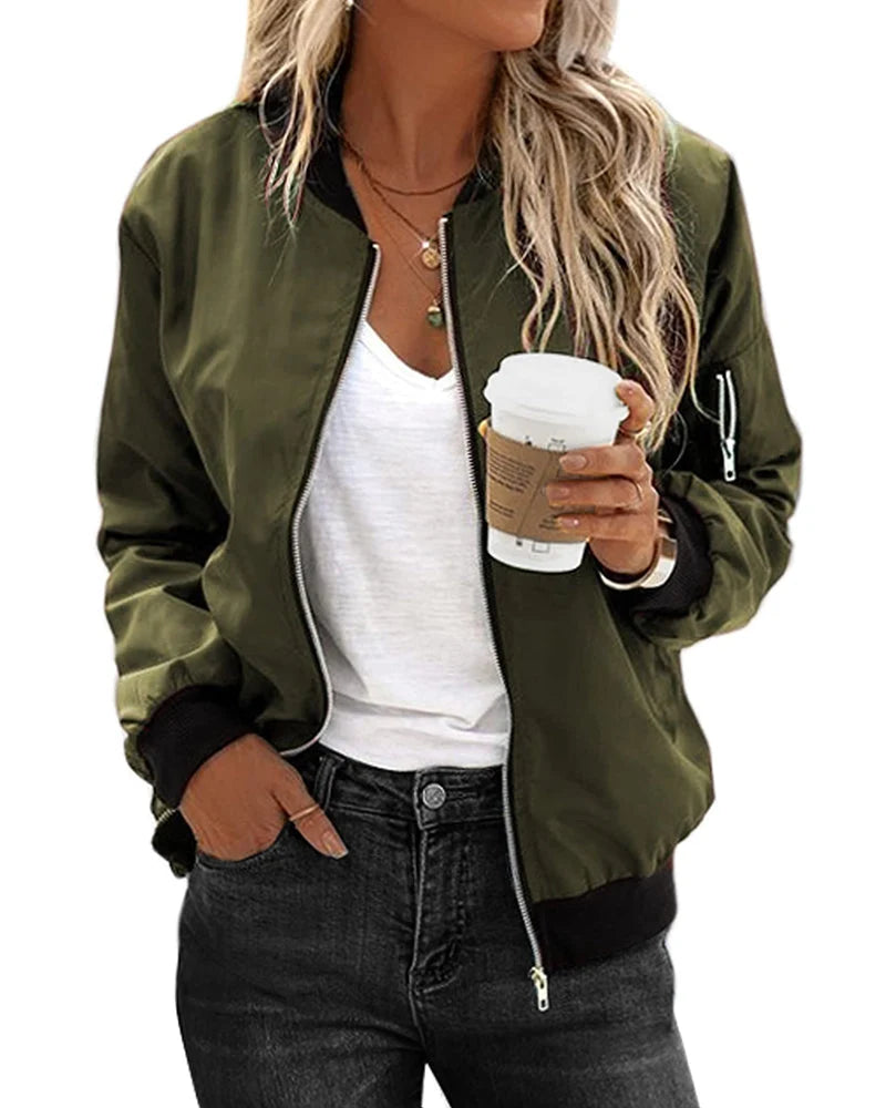 Dames bomberjack met ritssluiting in legergroen, gedragen met witte top en zwarte jeans voor een casual look