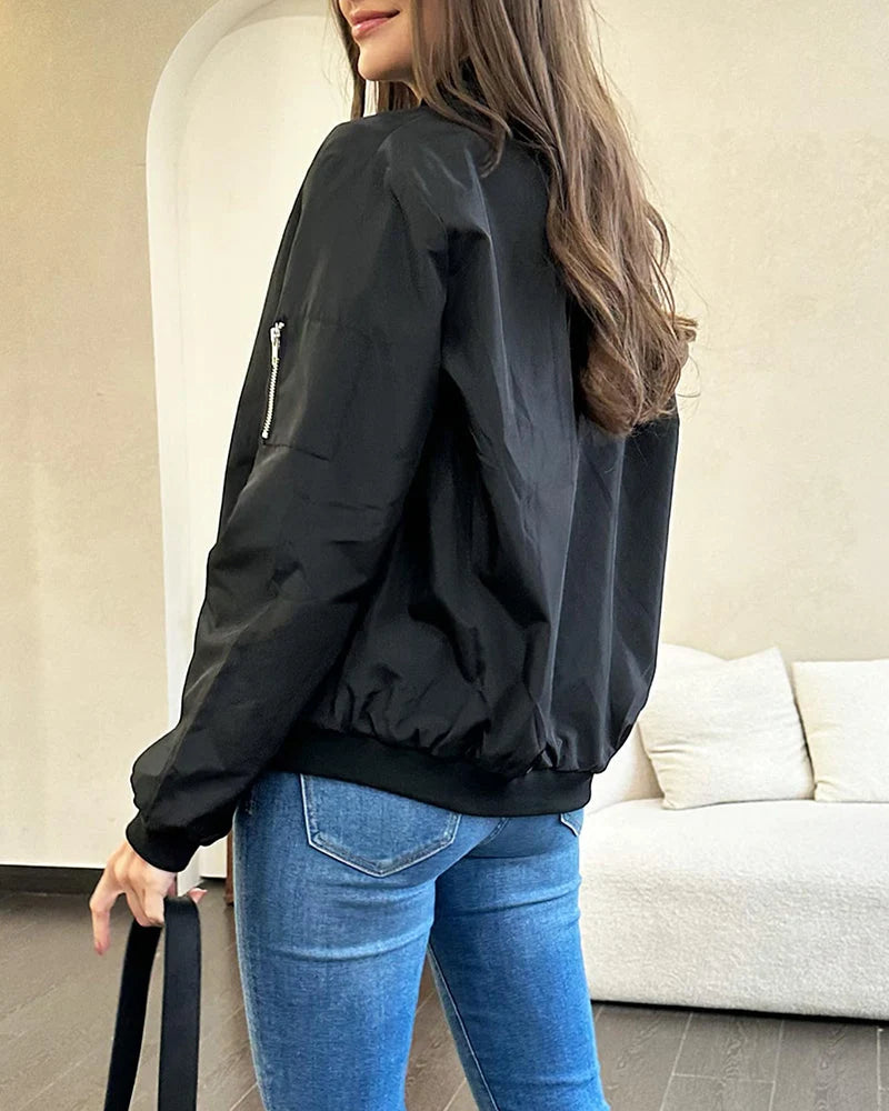 Volledige lengteweergave van dames bomberjack in legergroen met relaxed fit silhouet
