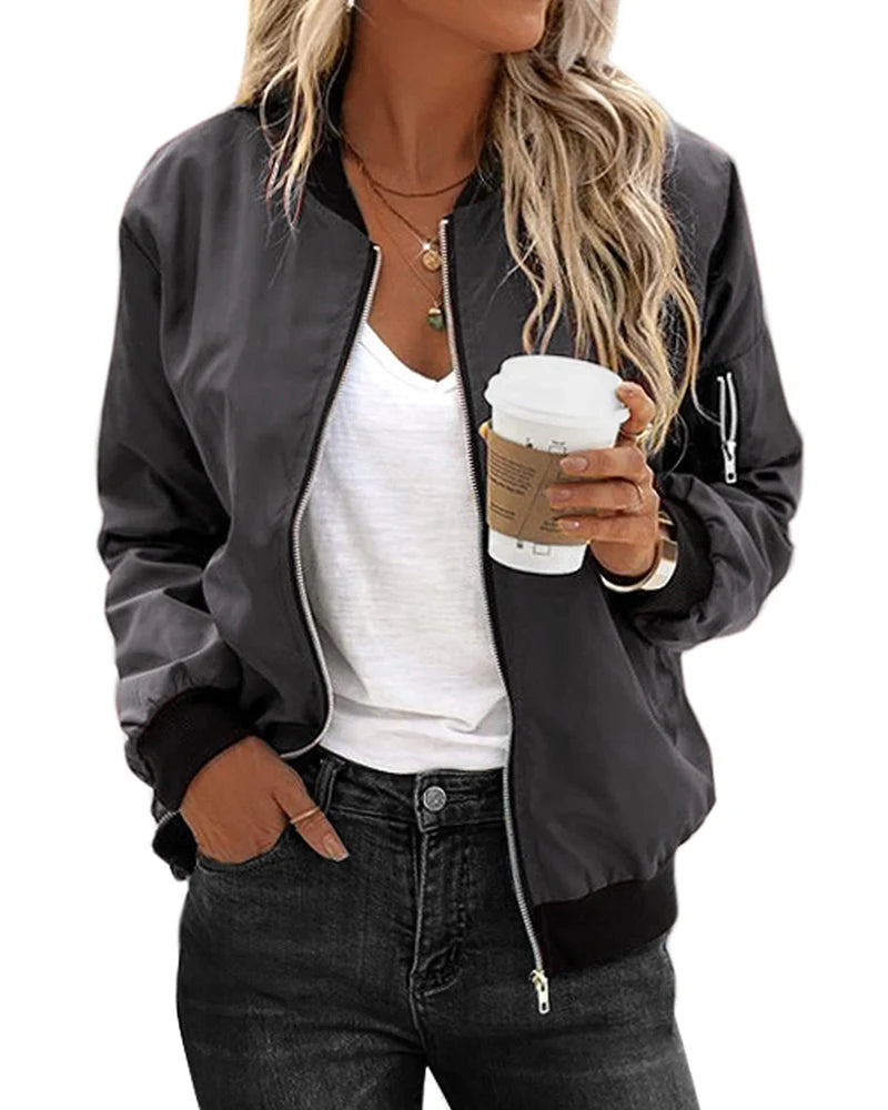 Dames bomberjack met ritssluiting gedragen open over witte top voor een casual stijl