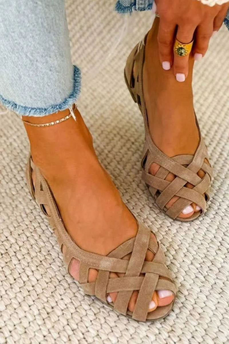 Zijaanzicht van platte sandalen met gevlochten stroken en zacht voetbed voor dagelijks gebruik