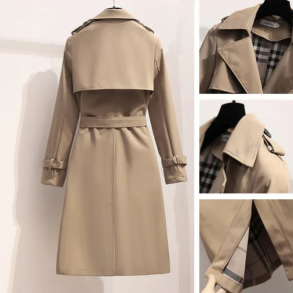 Geruite voering zichtbaar aan binnenkant van beige trenchcoat met klassiek patroon