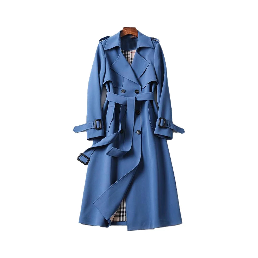 Detail van verstelbare manchetten en ceintuur op beige dames trenchcoat